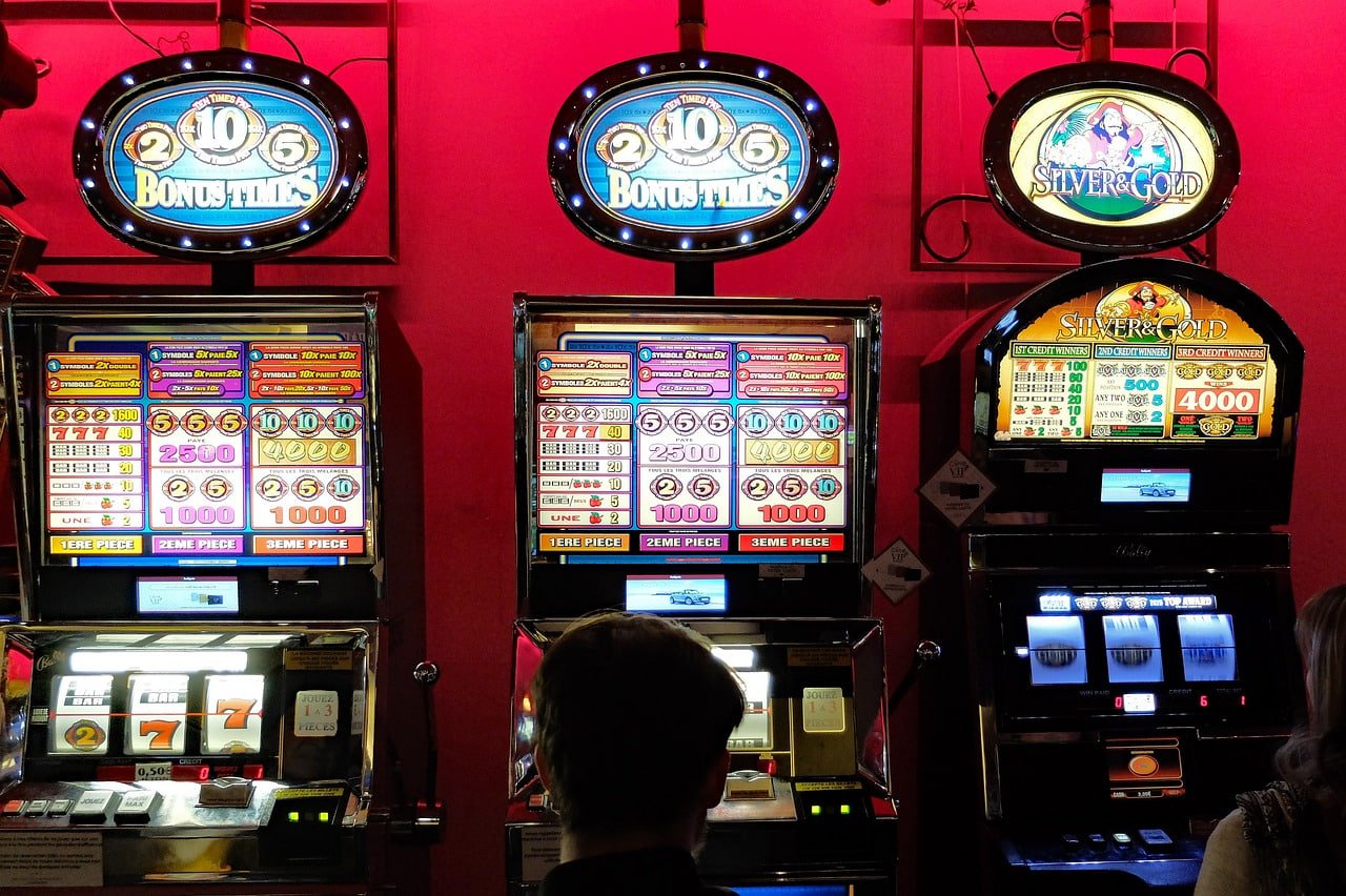 Jewels of Prosperity slot game interface on kodejitu4d mobile showing gem symbols and reels